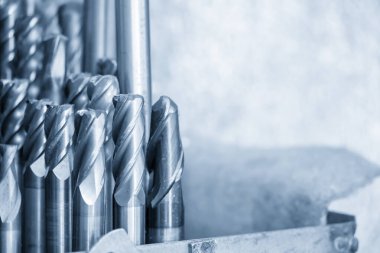 CNC değirmen makinesi için kullanılan son değirmen araçlarının yakın çekim sahnesi. Makine merkezi için kesme aracı.