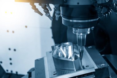 5 eksenli CNC makine merkezi otomotiv küf parçalarını katı namlulu değirmen aletleriyle kesiyor. 5 eksenli CNC değirmen makinesiyle yüksek teknoloji otomotiv parçası üretim süreci.