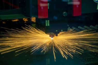 Fiber lazer kesme makinesi metal plakayı kesti. Lazer kesme makinesinin yüksek teknoloji metal üretim süreci.. 