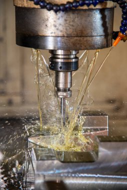 CNC değirmen makinesinin dikey görüntüsü küf parçalarını yağ soğutma metoduyla kesiyor. CNC makine merkezi tarafından üretilen kalıp ve ölüm süreci.