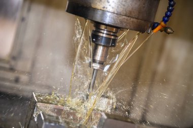 CNC değirmen makinesi, küf parçalarını yağ soğutma metoduyla kesiyor. CNC makine merkezi tarafından üretilen kalıp ve ölüm süreci.