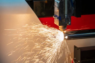 Fiber lazer kesme makinesi CNC programının paslanmaz çelik tüp kontrolünü kesiyor. Lazer kesme makinesiyle çalışan metal levha, paslanmaz çelik boru parçalarını oyuyor..