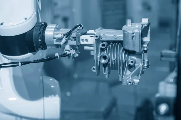 Роботизированная Рука Сжимающая Части Двигателя Мотоцикла Высокотехнологичный Автономный Производственный Процесс — стоковое фото
