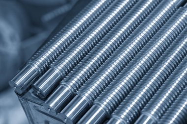 Yakın çekim sahnesinde kurşun top vida yedek parça çubuğu. Yüksek doğruluk oranı CNC makine parçaları üretim süreci kavramı.