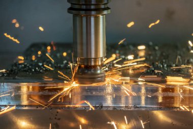 CNC değirmen makinesinin yanma çipi. İndeksli son-değirmen aletleriyle kaba kesim. Makine merkezinin kötü kesme durumu alet aşındırma ve ısıtma çipi yapıyor .