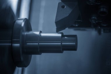 CNC torna makinesi metal şaft parçalarını kesiyor. CNC dönüşüm makinesinin yüksek teknolojili metal işlemesi .