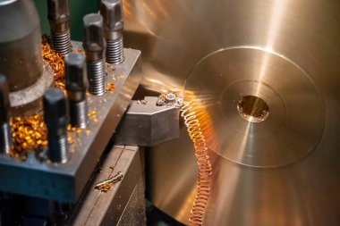 Torna makinesinin çalışması pirinç maddi parçalarını kesme araçlarıyla kesiyor. Makineyi döndürerek metal işleme süreci.