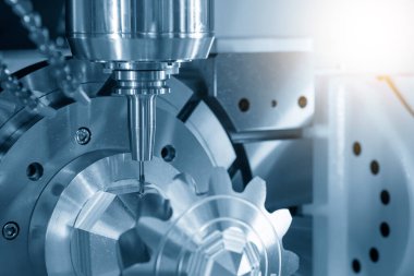 Yüksek hassasiyetli 5 eksenli makine merkezi metal dişli parçalarını kesiyor. Çok eksenli CNC değirmen makinesiyle yüksek teknoloji parçaları üretim süreci.