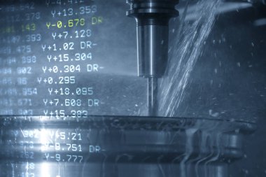CNC değirmen makinesinin soyut sahnesi magnezyum alaşımlı tekerlek parçalarını ve G-kodlu veri arkaplanını kesiyor. Yüksek teknoloji otomotiv parçaları üretim konsepti makine merkezi tarafından.