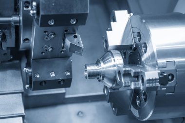CNC torna makinesi metal şaft kısmını kesiyor. Makineyi döndürerek yüksek hassasiyetli parça üretim süreci.