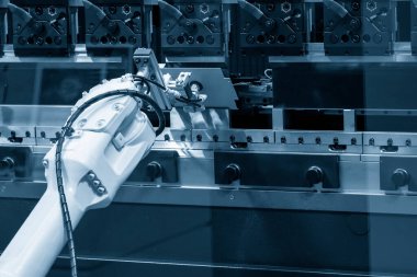 Hidrolik bükme makinesindeki robotik kol operasyonu. Robotik sistem tarafından yüksek teknoloji metal oluşum süreci.