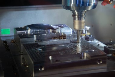 CNC değirmen makinesi, dizinlenebilir son değirmen araçlarıyla enjeksiyon küf parçalarını kesiyor. Kalıplar ve ölüm üretim süreci, son değirmen araçları ile makine merkezi tarafından.