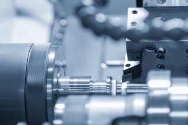 CNC torna makinesi metal şaft parçalarını kesiyor. CNC dönüşüm makinesinin yüksek hassasiyetli üretim süreci.