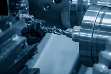 Metal şaft parçalarını delen çok görevli CNC torna makinesi. CNC dönüşüm makinesinin yüksek hassasiyetli üretim süreci.