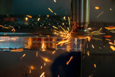 CNC değirmen makinesinin yanma çipi. İndeksli son-değirmen aletleriyle kaba kesim. Makine merkezinin kötü kesme durumu alet aşındırma ve ısıtma çipi yapıyor .