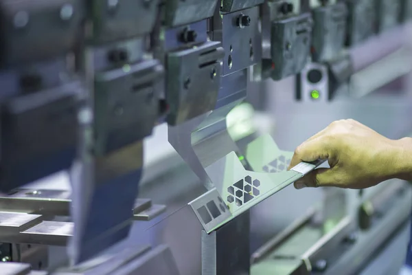 Teknisyenle hidrolik bükme makinesi operasyonu. Teknisyen ile fren bükme makinesinin yaptığı levha metal üretim işlemi..