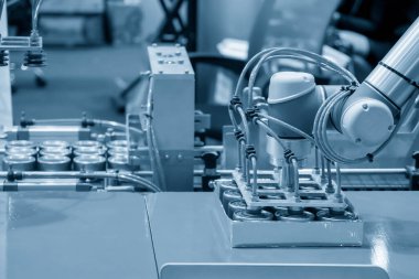 Robotik sistem tarafından kullanılan yüksek teknoloji materyali. Fabrikada konteynırı tutan robot kol..