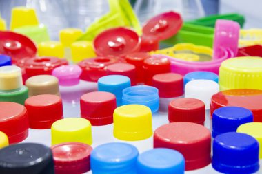 Plastik kapağın çok renkli yığını. Enjeksiyon işleminden alınan reçine ürünü..