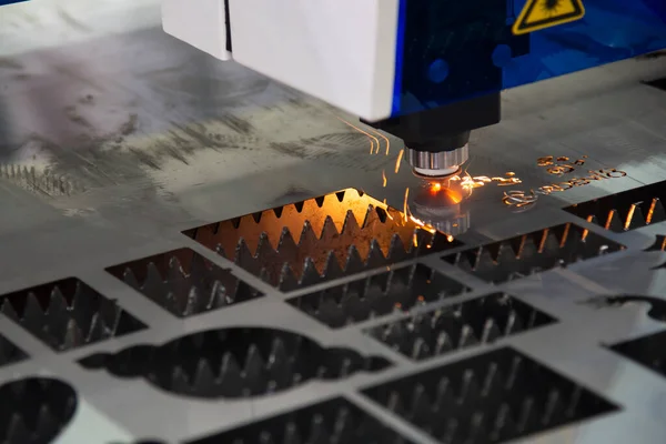 光纤激光切割机切割金属板 激光切割机的高科技化板材制造工艺 — 图库照片
