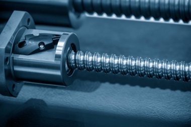 Kurşun top vida yedek parçası yakın çekim sahnesi. Yüksek hassasiyetli üretim konsepti.