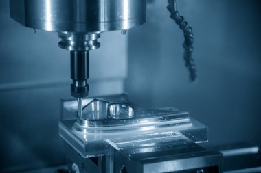 CNC değirmen makinesi, küf parçalarını sert bir top değirmeni aracıyla kesiyor. Yüksek hassasiyetli kalıp ve makine merkezi tarafından üretilen konsept.. 