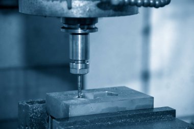 CNC değirmen makinesi, küf parçalarını sert bir top değirmeni aracıyla kesiyor. Yüksek hassasiyetli kalıp ve makine merkezi tarafından üretilen konsept.. 