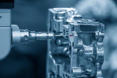 Çoklu eksen CMM makinesi alüminyum silindir blok parçalarını kontrol ediyor. Çoklu eksen CMM makinesi ile otomotiv parçalarının kalite kontrolü.