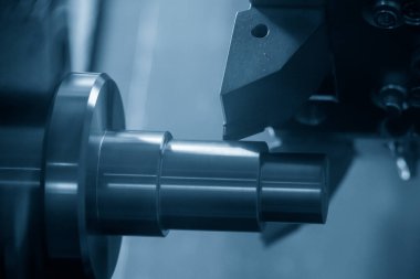 CNC torna makinesi metal şaft parçalarını kesiyor. CNC dönüşüm makinesinin yüksek teknolojili metal işlemesi .