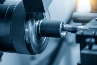 CNC torna makinesi metal şaft parçalarını kesiyordu. CNC dönüşüm makinesinin yüksek teknolojili metal işlemesi .