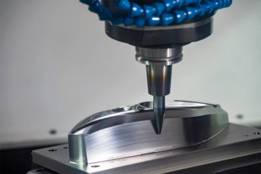 CNC değirmen makinesi küf parçalarını namlu ucu değirmeniyle kesiyor. Yüksek hassasiyetli kalıp ve makine merkezi tarafından üretilen konsept.. 