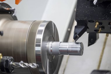 CNC torna makinesi metal şaft parçalarını kesiyor. CNC dönüşüm makinesinin yüksek teknolojili metal işlemesi .