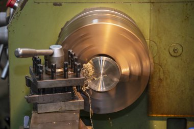 Torna makinesinin çalışması pirinç maddi parçalarını kesme araçlarıyla kesiyor. Makineyi döndürerek metal işleme süreci.