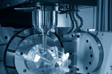 Yüksek hassasiyetli 5 eksenli makine merkezi metal dişli parçalarını kesiyor. Çok eksenli CNC değirmen makinesiyle yüksek teknoloji parçaları üretim süreci.