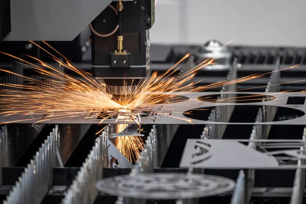 Die Faserlaserschneidmaschine Schneidet Die Metallplatte Der Hochtechnologische Prozess Der Blechherstellung lizenzfreie Stockfotos