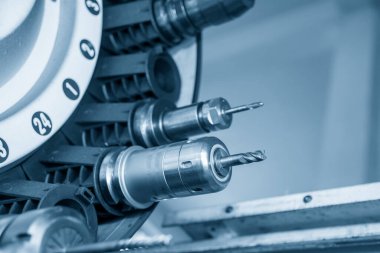 Makine merkezinin alet edevat dergisindeki sağlam düz uçlu değirmen aleti. CNC değirmen makinesindeki otomatik geçiş ücreti, ATC işletim konsepti.
