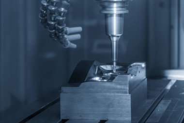 CNC değirmen makinesi, küf parçalarını sert bir top değirmeni aracıyla kesiyor. Yüksek hassasiyetli kalıp ve makine merkezi tarafından üretilen konsept.. 