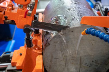 Otomatik bant testeresi metal çubuğu soğutucu metoduyla kesiyor. Endüstriyel amaç için makine aracı.