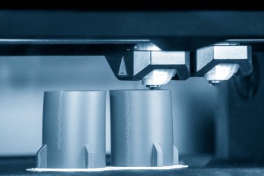 Açık mavi sahnede 3D yazıcı işletimi. 3D modelli hızlı prototip işlemi.