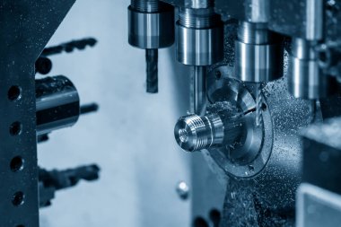 Çok görevli CNC torna makinesinin montaj kısmını kesmesi. CNC dönüşüm makinesinden yüksek teknoloji boru bağlantı parçaları.
