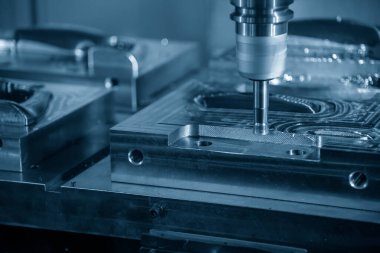 CNC değirmen makinesi, dizinlenebilir son değirmen araçlarıyla enjeksiyon küf parçalarını kesiyor. Kalıplar ve ölüm üretim süreci, son değirmen araçları ile makine merkezi tarafından.