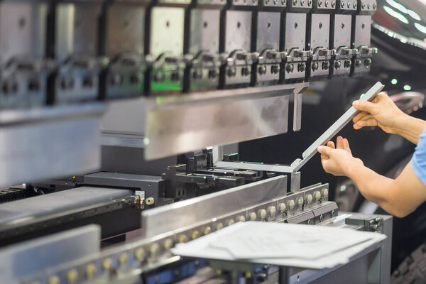 Работа гидравлического станка гибки с техником. Процесс производства листового металла станком для гибки пресс-тормозов с техническим специалистом.