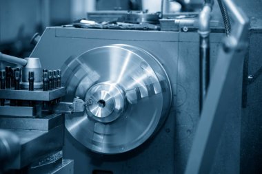 Torna makinesinin çalışması pirinç maddi parçalarını kesme araçlarıyla kesiyor. Makineyi döndürerek metal işleme süreci.