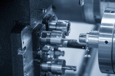 Çoklu görev CNC Torna Makinesi tipi İsviçre tipi yüksek hassasiyetli kısmı kesme işlemi. CNC dönüşüm makinesinden yüksek teknoloji boru bağlantı parçaları.