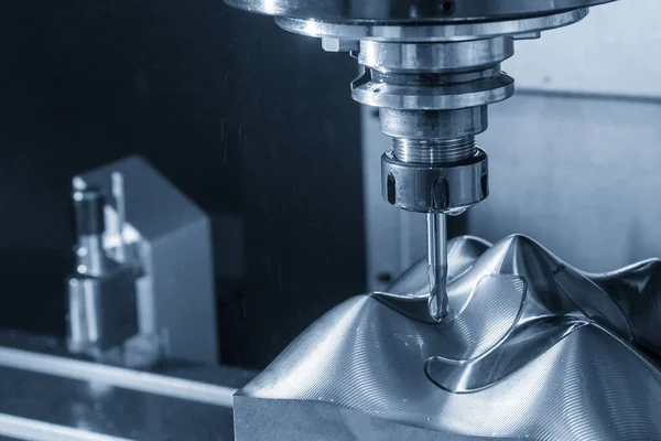 Die Cnc Fräsmaschine Schneidet Die Formteile Mit Einem Massiven Kugelfräswerkzeug — Stockfoto