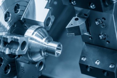 CNC torna makinesi metal koni şeklindeki parçaları kesiyor. CNC dönüşüm makinesinin yüksek teknolojili metal işlemesi .