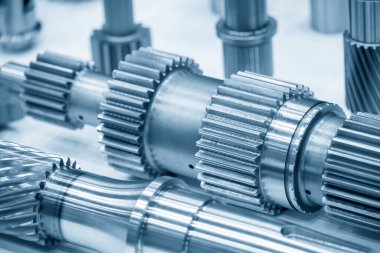 Şanzıman pinyon teçhizat parçalarının yakın çekim sahnesi. Otomotiv iletim sisteminin parçalarının soyut görüntüsü.