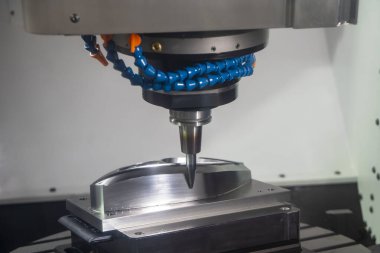 CNC değirmen makinesi küf parçalarını namlu ucu değirmeniyle kesiyor. Yüksek hassasiyetli kalıp ve makine merkezi tarafından üretilen konsept.. 