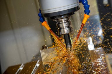 CNC değirmen makinesi, küf parçalarını yağ soğutma metoduyla kesiyor. CNC makine merkezi tarafından üretilen kalıp ve ölüm süreci.