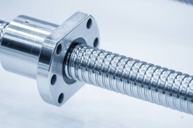 Kurşun top vida yedek parçası yakın çekim sahnesi. Yüksek hassasiyetli üretim konsepti.