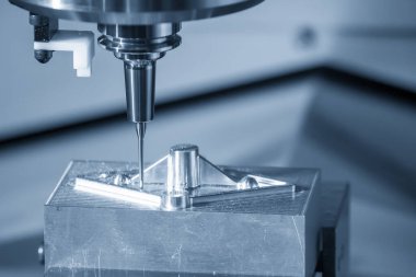 CNC değirmen makinesi, küf parçalarını sert bir top değirmeni aracıyla kesiyor. Yüksek hassasiyetli kalıp ve makine merkezi tarafından üretilen konsept.. 